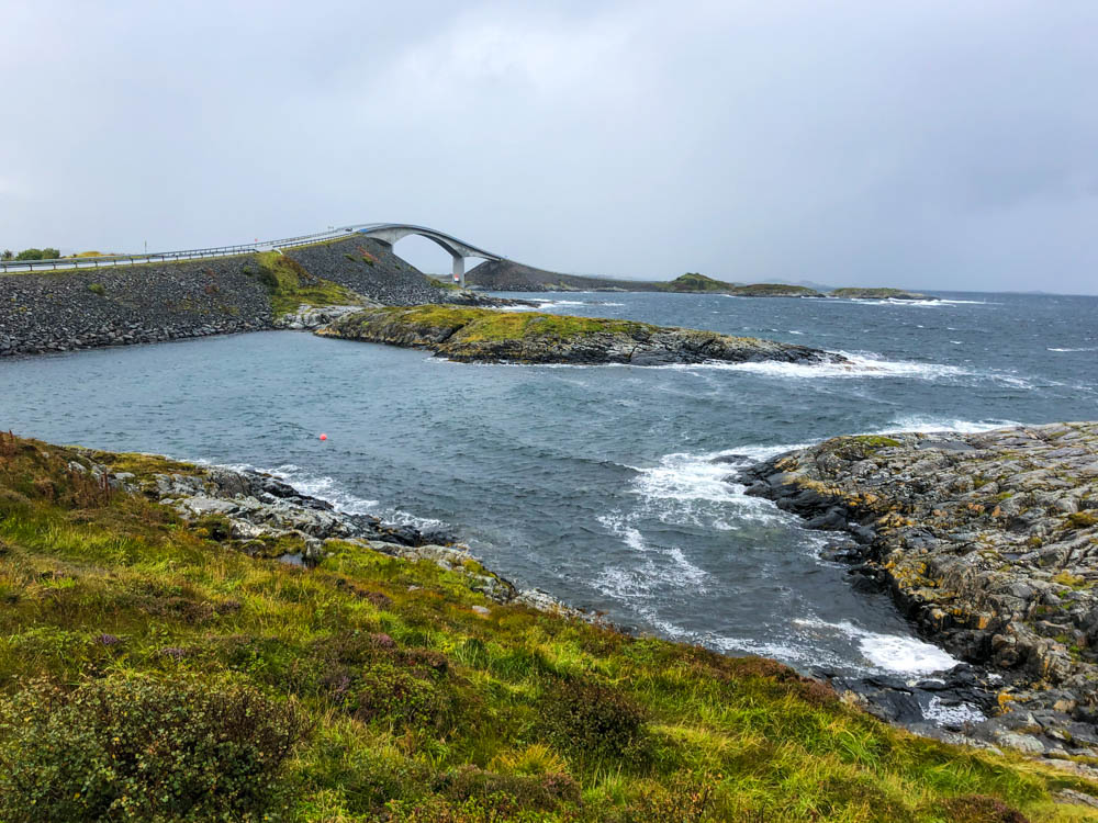 Eine der Brücken der Atlantikstraße verbindet das Festland. Der Atlantik hat starken Wellengang. Weiterfahrt in den Süden Norwegens