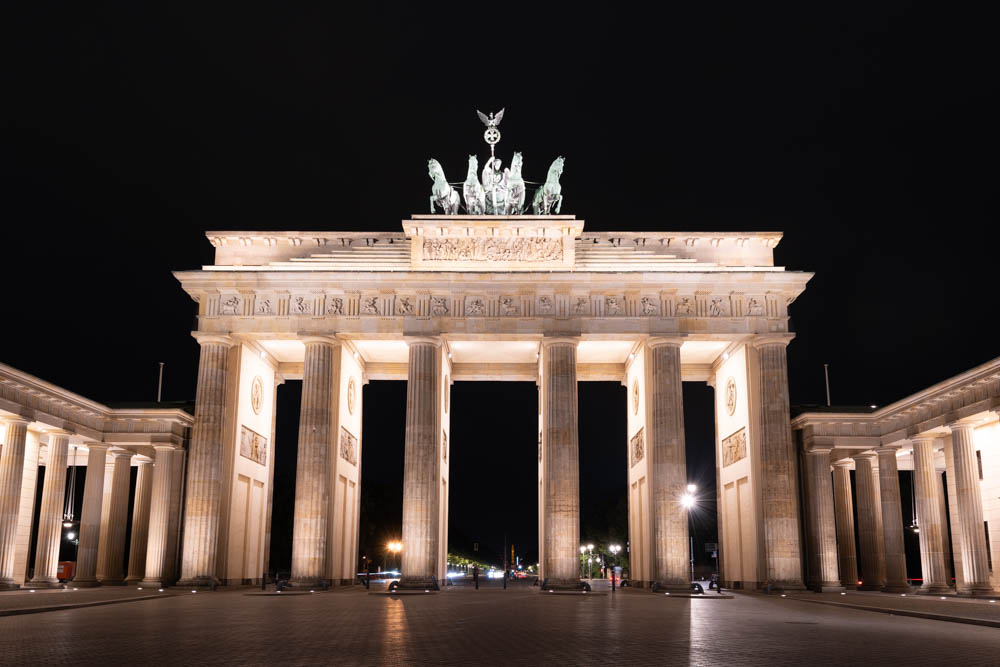Brandenburger Tor ohne Menschen in Berlin bei Nacht.