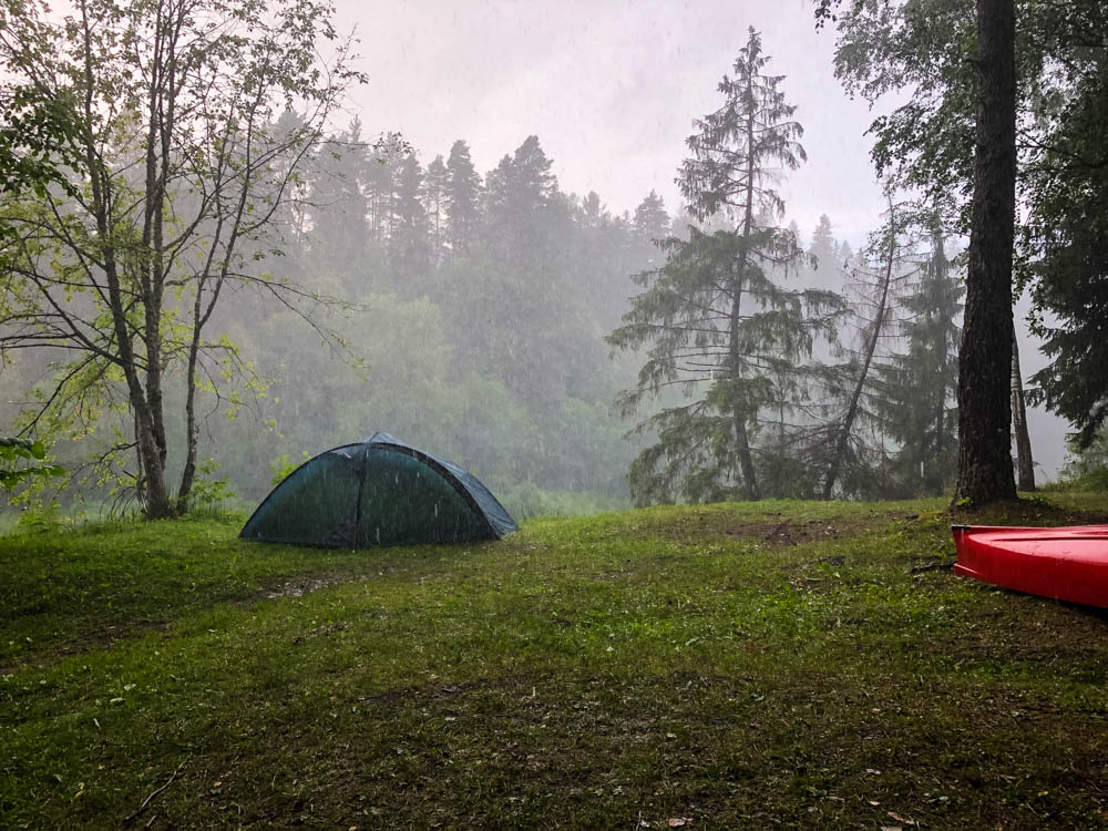 Unser Zelt wird von einem Regenschauer kräftig geduscht. Das Kajak ist auch zu sehen, dies war aber schon vorher nass.