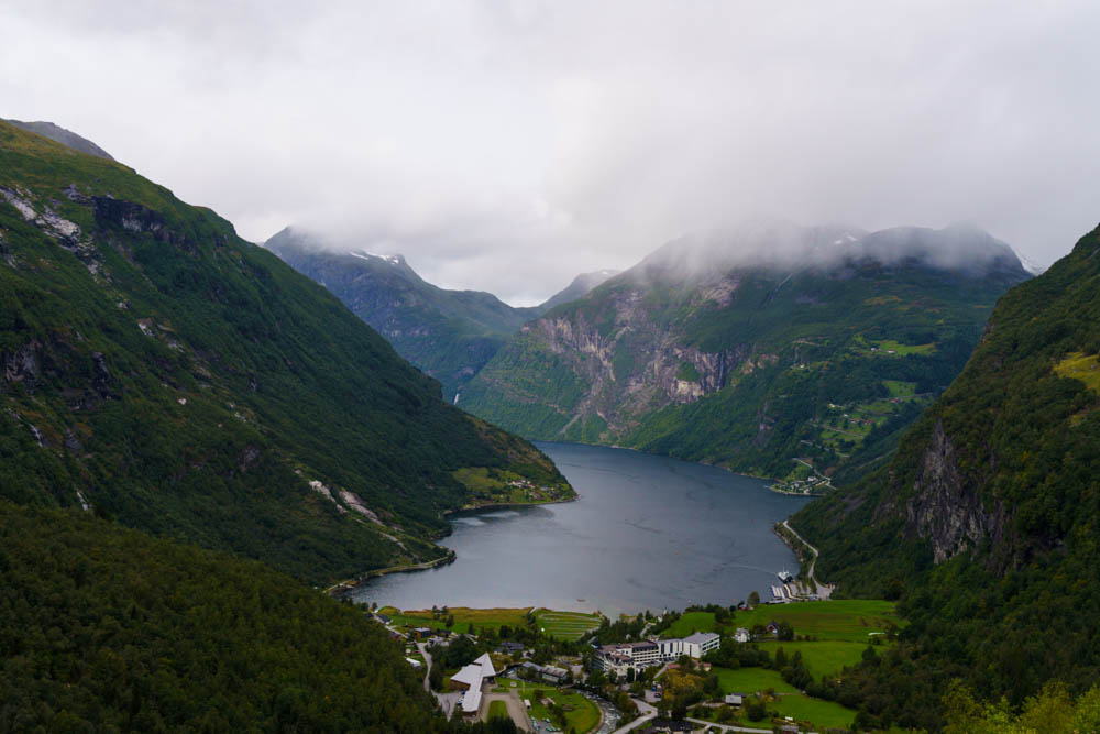 Geiranger und das Ende des Geiranger Fjord, fotografiert oberhalb vom Dorf.