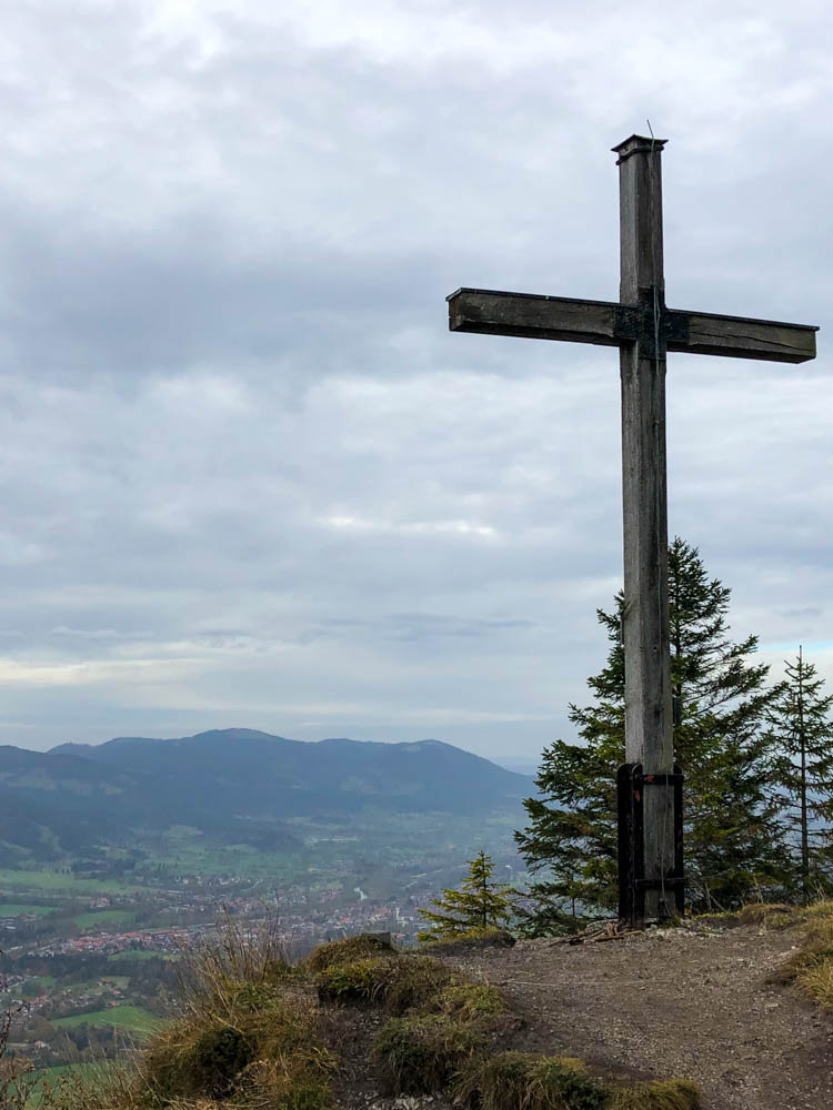 Deutsche Alpen - Gipfelkreuz Grasleitenkopf mit bewölkten Himmel