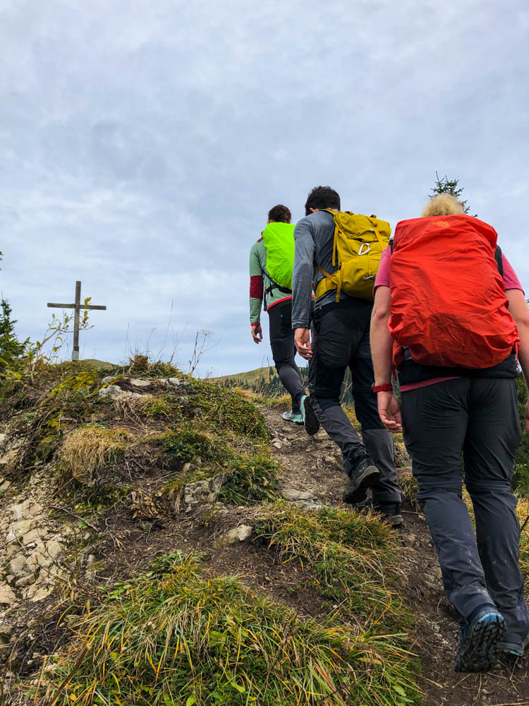 Deutsche Alpen - Julian und zwei Freunde von uns wandern Richtung Gipfelkreuz.