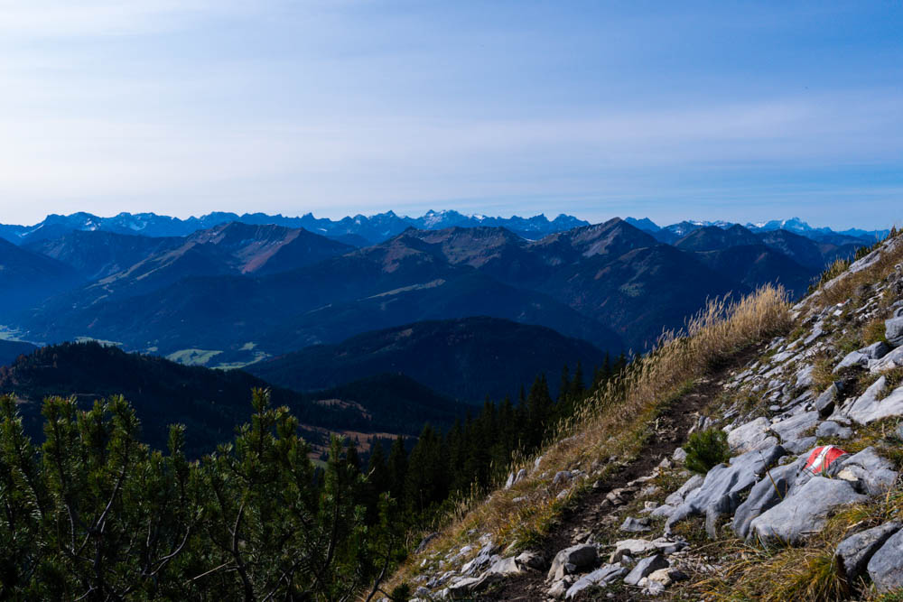 Deutsche Alpen - Gratweg zu Halserspitze. Strahlend blauer Himmel und Weitsicht auf umliegende Berge.