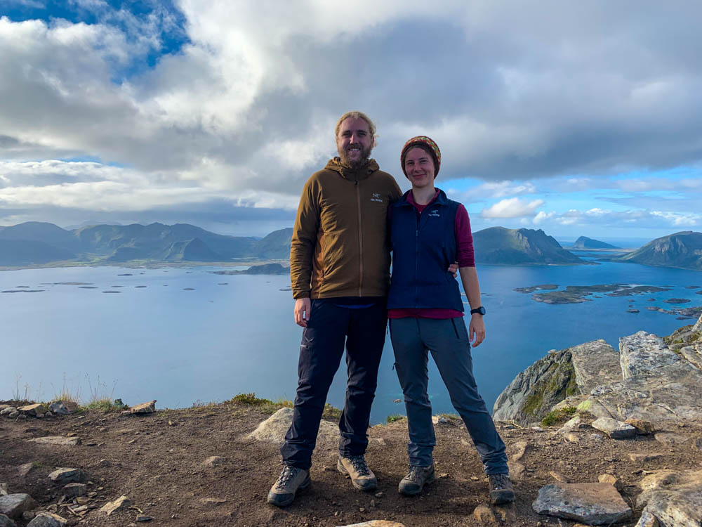 Julian und Melanie stehen auf Gipfel oberhalb von Henningsvær. Lofoten - Alpen im Meer