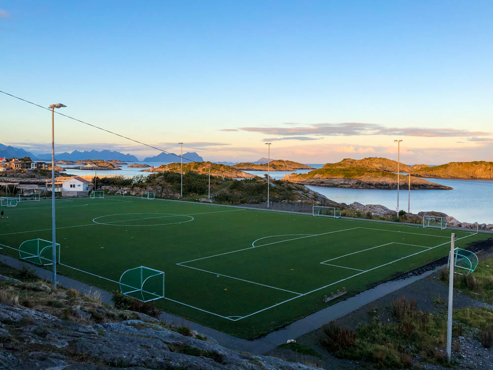 Lofoten Henningsvær, Fußballfeld umgeben von Atlantik.