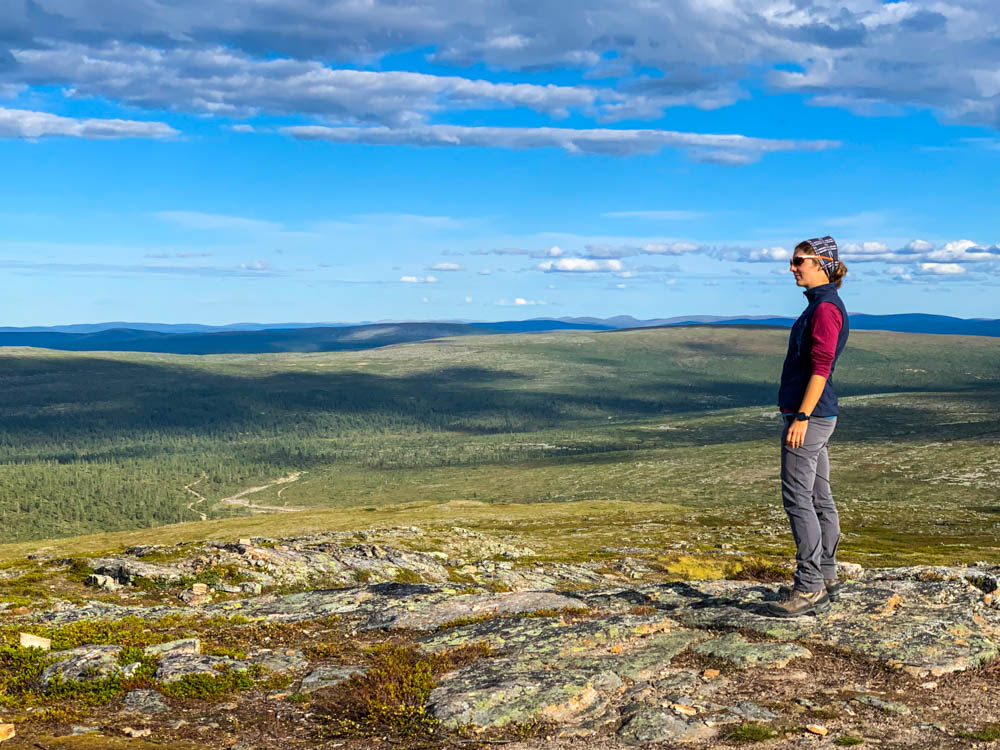 Melanie steht vor der atemberaubenden Landschaft in Lappland vom Gipfelausblick des Kiilopää.