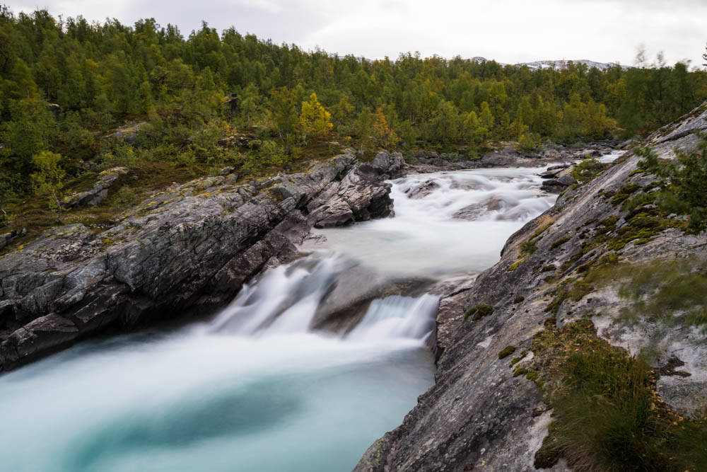 Langzeitaufnahme vom Fluss. Das Wasser scheint sanft dahin zu fließen. Norwegen Bergpässe, Fjorde und Wasserfälle