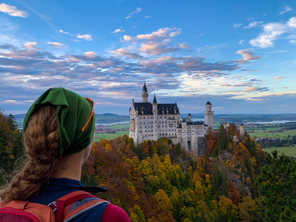 Tour durch die deutschen Alpen - Melanie mit Blick auf Schloss Neuschwanstein.