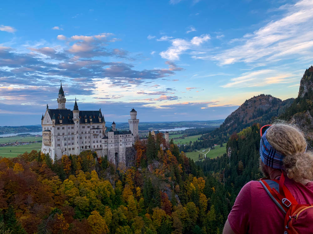 Tour durch die deutschen Alpen - Julian mit Blick auf Schloss Neuschwanstein.