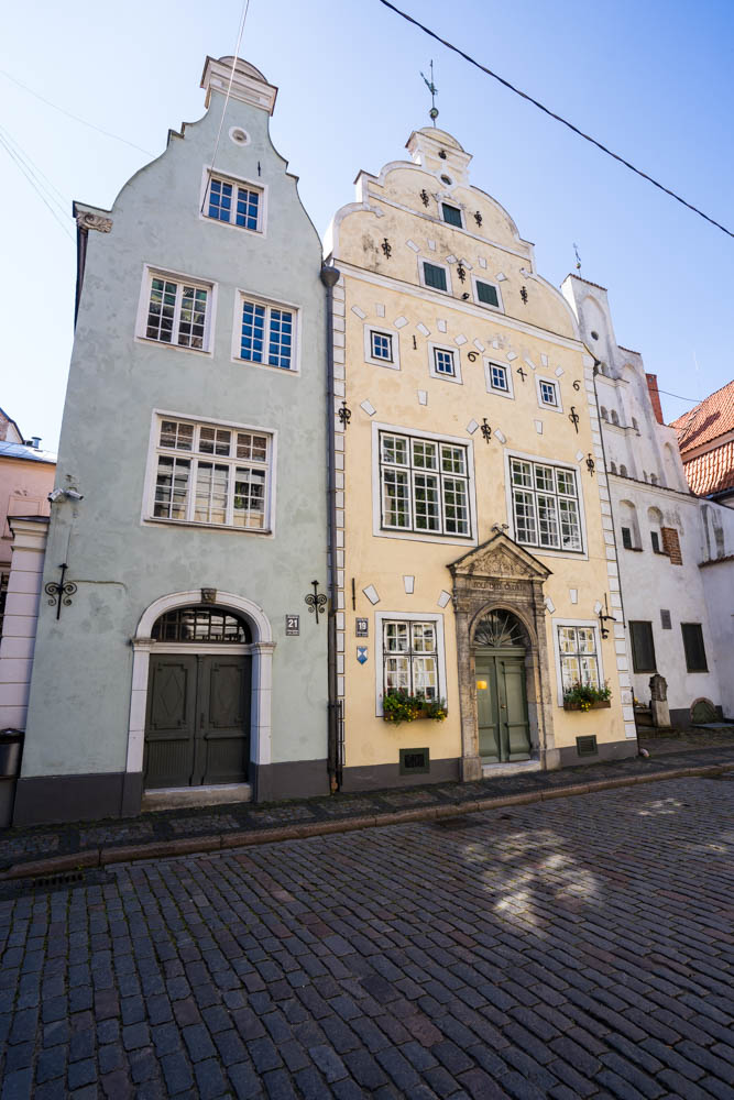 Blick auf die Drei Brüder in Riga, Lettland. Dies sind drei Häuser aus jeweils einem anderen Jahrhundert.