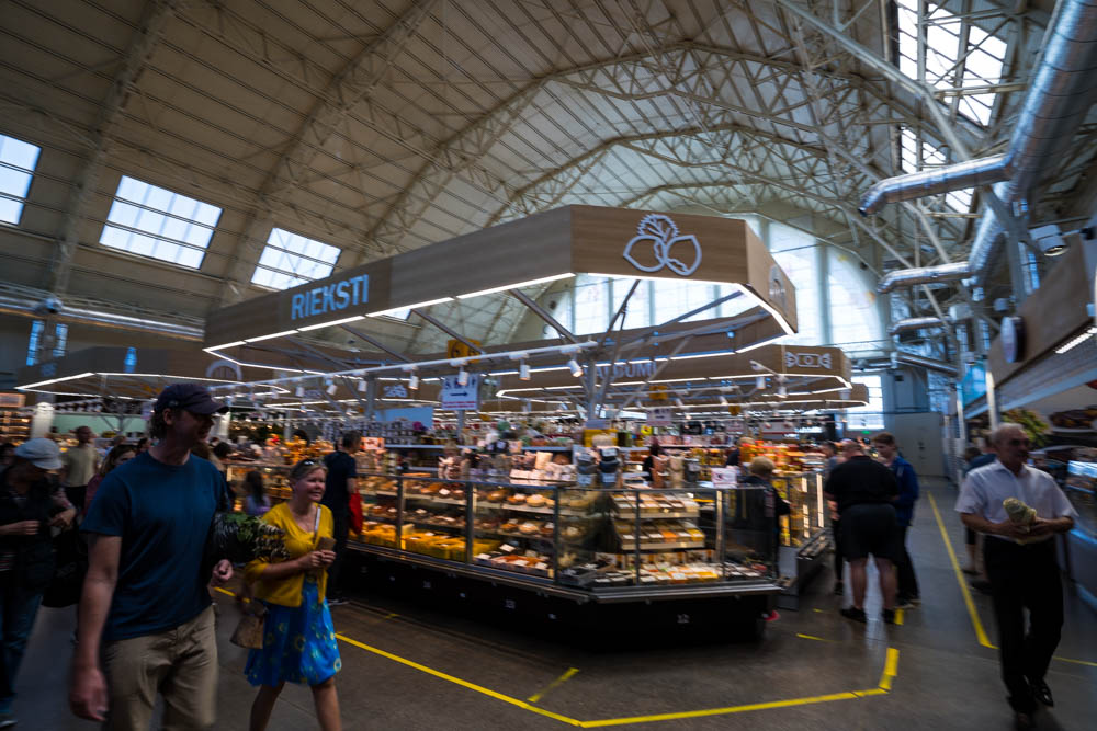 Marktstand im Zentralmarkt in Riga, Lettland - Weiterfahrt ins Zentrum des Baltikums