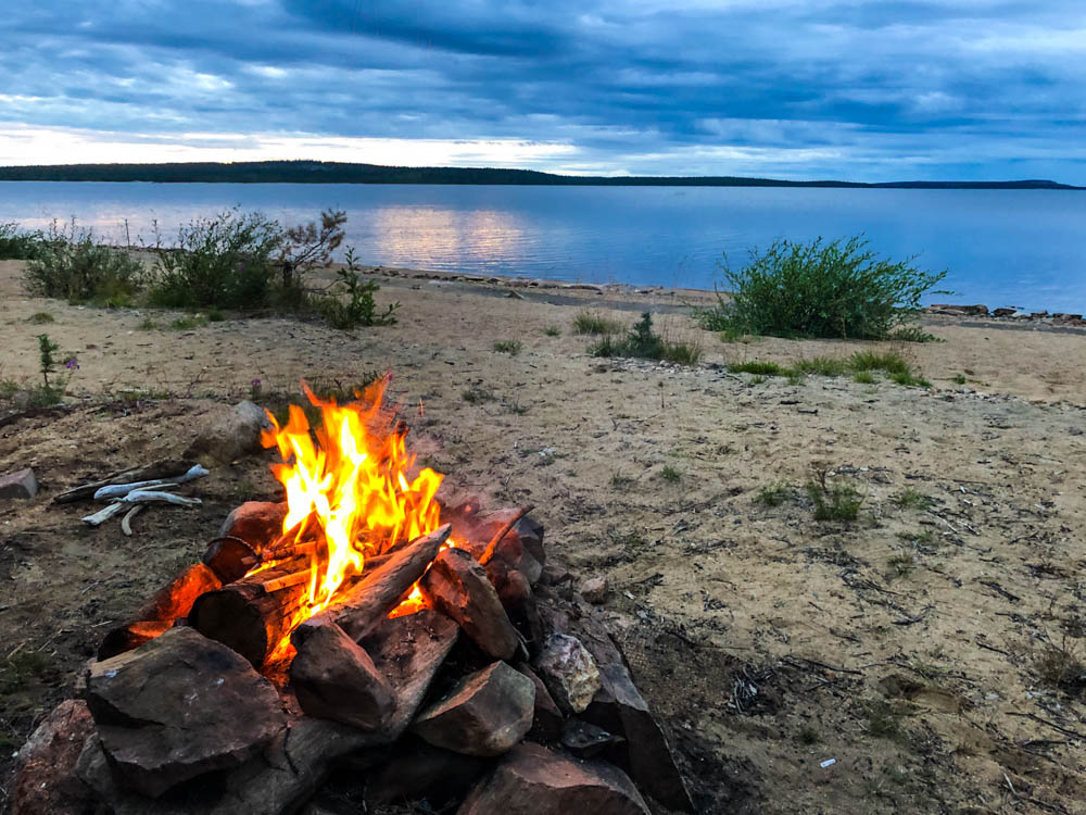 Lagerfeuer an einem See in Finnlands Norden.