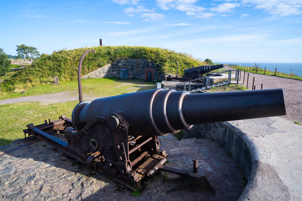 Zwei verrostete Kanonen stehen an der Küste von Suomenlinna. Skandinavien wir kommen