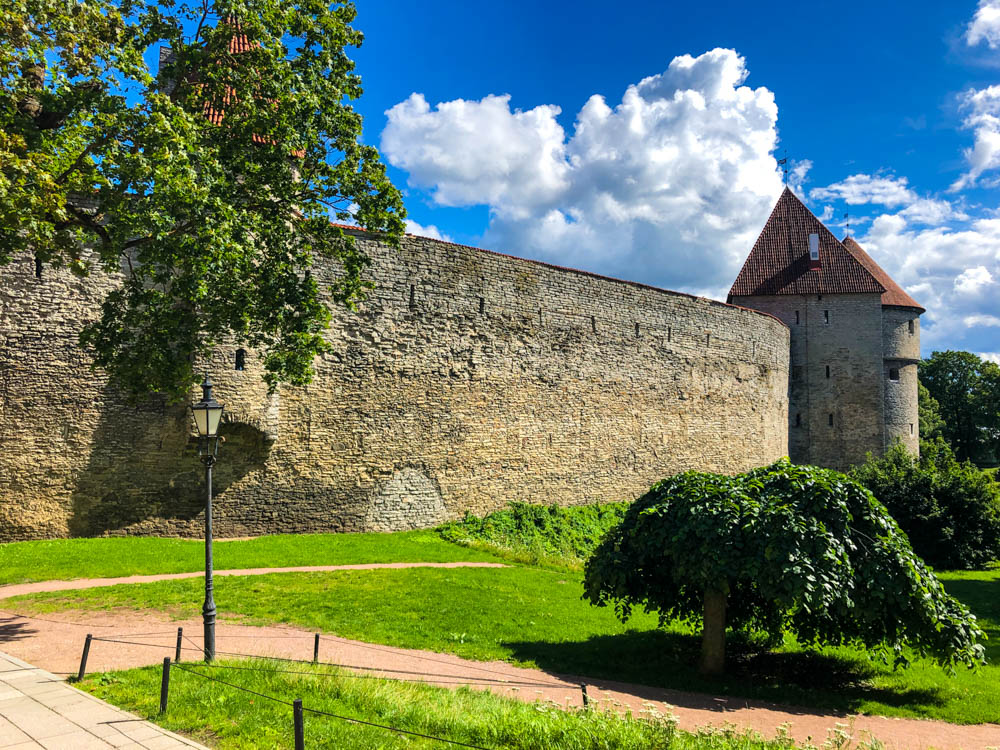 Ein Teil der alten Stadtmauer und einem Wachturm in der Altstadt Tallinn. Über den Norden Estlands in die Hauptstadt