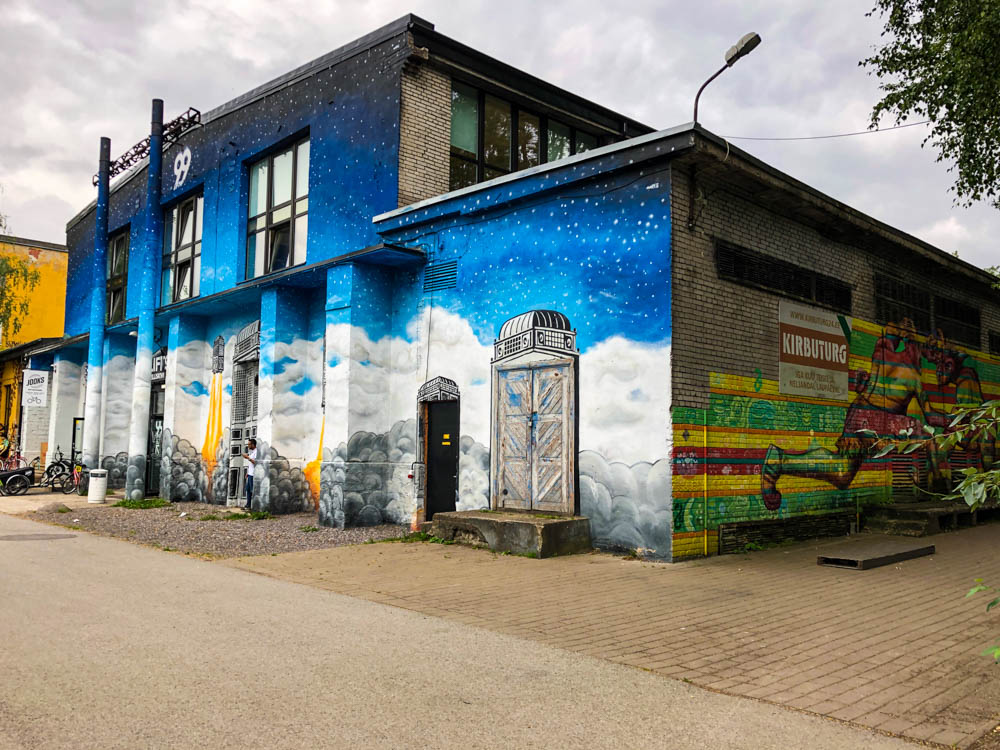 Streetart in Tallinns Künstlerviertel. Die Hausfassade wurde in ein Wolkenschloss verwandelt. Über den Norden Estlands in die Hauptstadt
