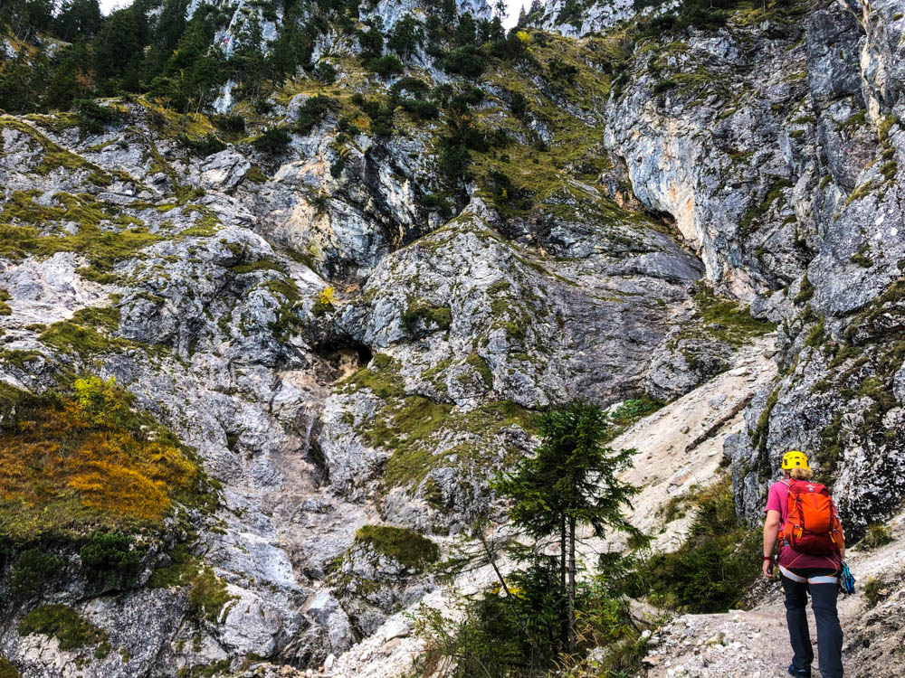 Tour durch die deutschen Alpen - Julian steht vor der Gelben Wand kurz vor Klettersteig Tegelberg.
