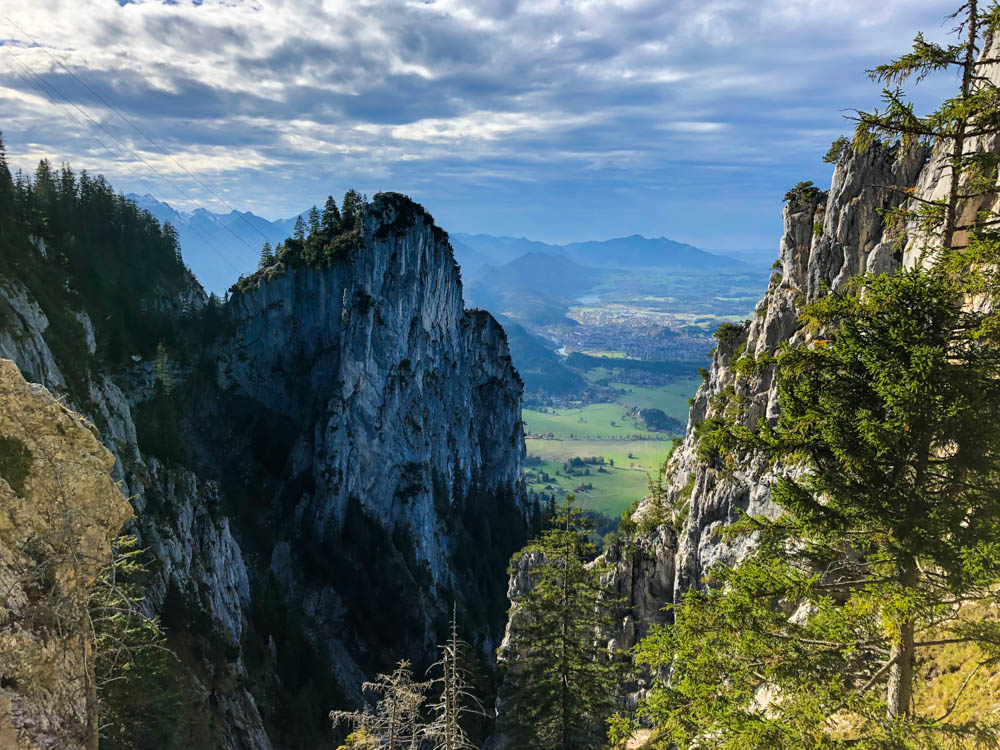 Tour durch die deutschen Alpen - Durch ein Tal sieht man Füssen und das Alpenvorland.