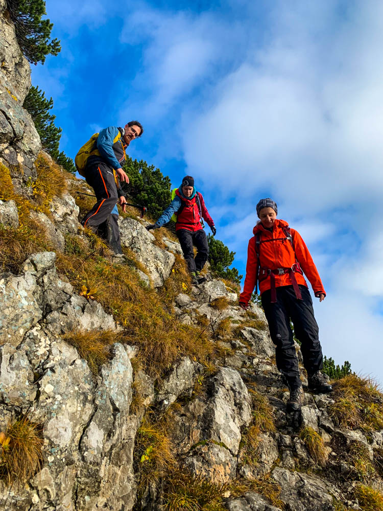 Deutsche Alpen - Melanie, Tatjana und Timo steigen eine steile Passage auf dem schmalen Weg vom Roßstein ab.