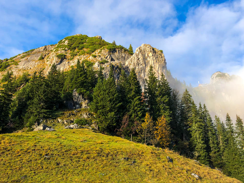 Deutsche Alpen - Aufnahem des Roßstein. Recht sim Bild ist hinter einen Wolkenschleier schemenhaft die Tegernseer Hütte zu erkennen.