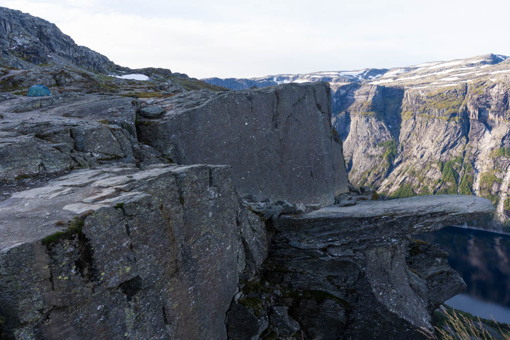 Norwegen, Zelt von Melanie und Julian ist oberhalb von Trolltunga aufgebaut. Berühmte und besondere Felsformationen in Norwegen