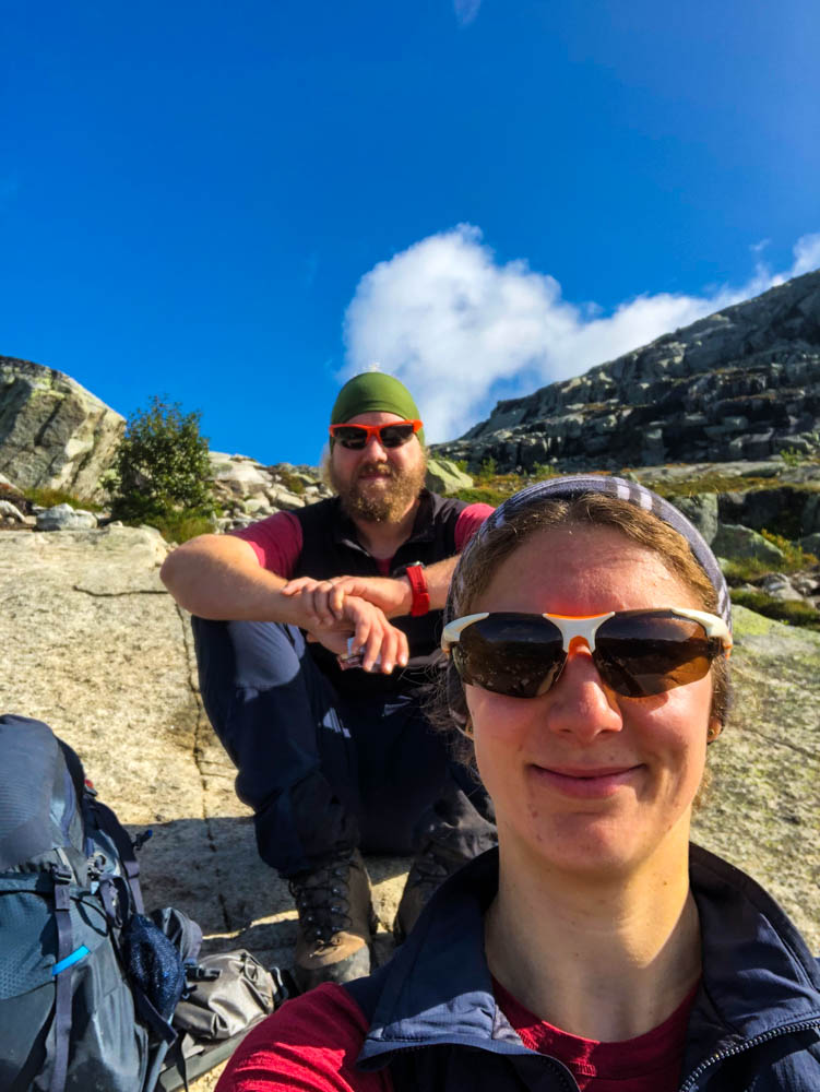 Norwegen, Melanie und Julian machen Pause auf der Wanderung zu Trolltunga