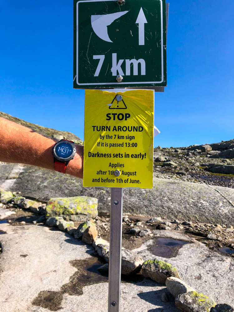 Norwegen, Wegweiser zu Trolltunga mit Sicherheitshinweisen. Berühmte und besondere Felsformationen in Norwegen