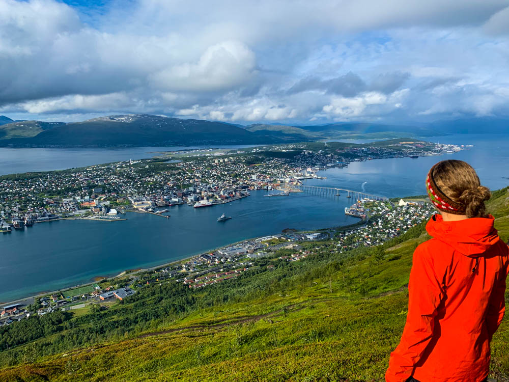 Melanie blickt auf Tromsø vom Hausberg Storsteinen.
