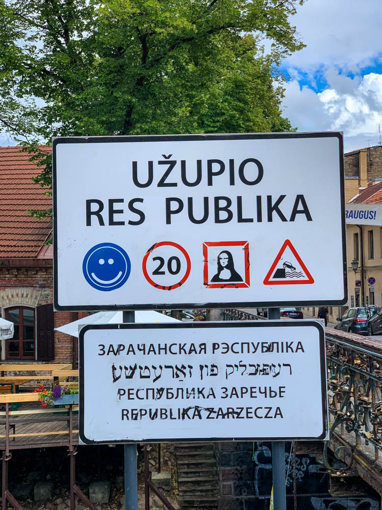 Grenzschild der unabhängigen Republik Uzupio in Litauen. Ostsee bis ins Baltikum