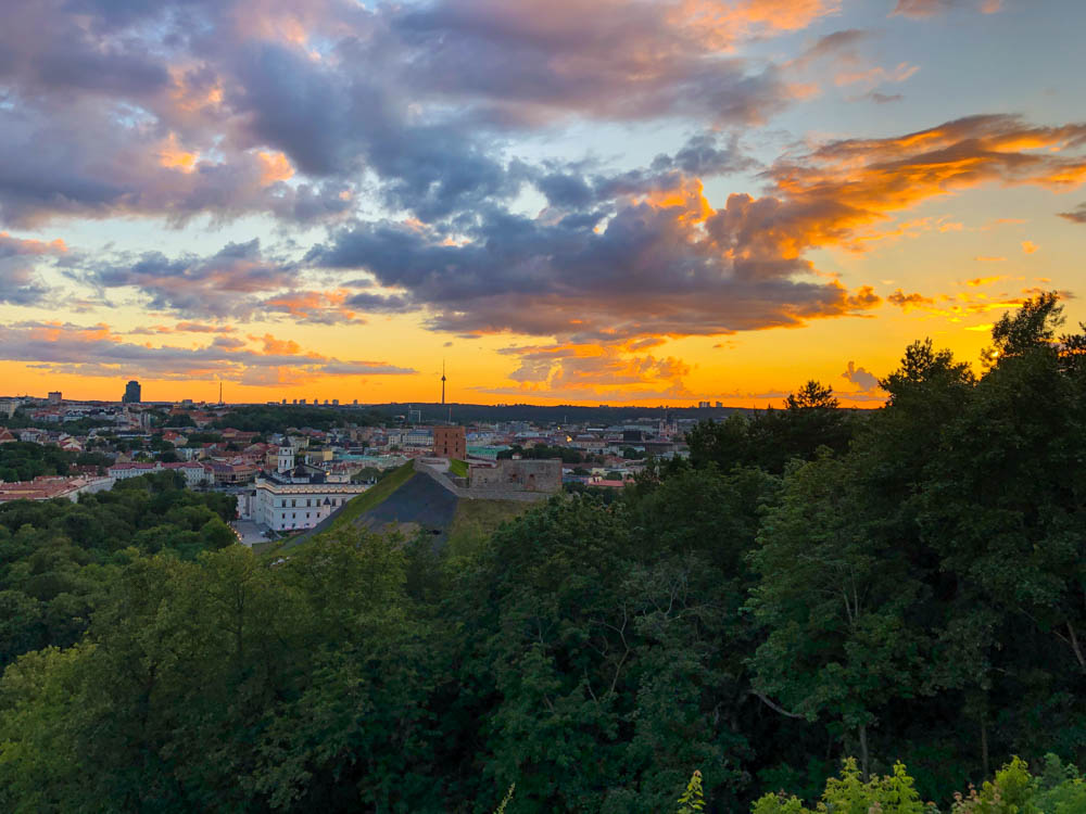 Sonnenuntergang über der Stadt Vilnius. Ostsee bis ins Baltikum