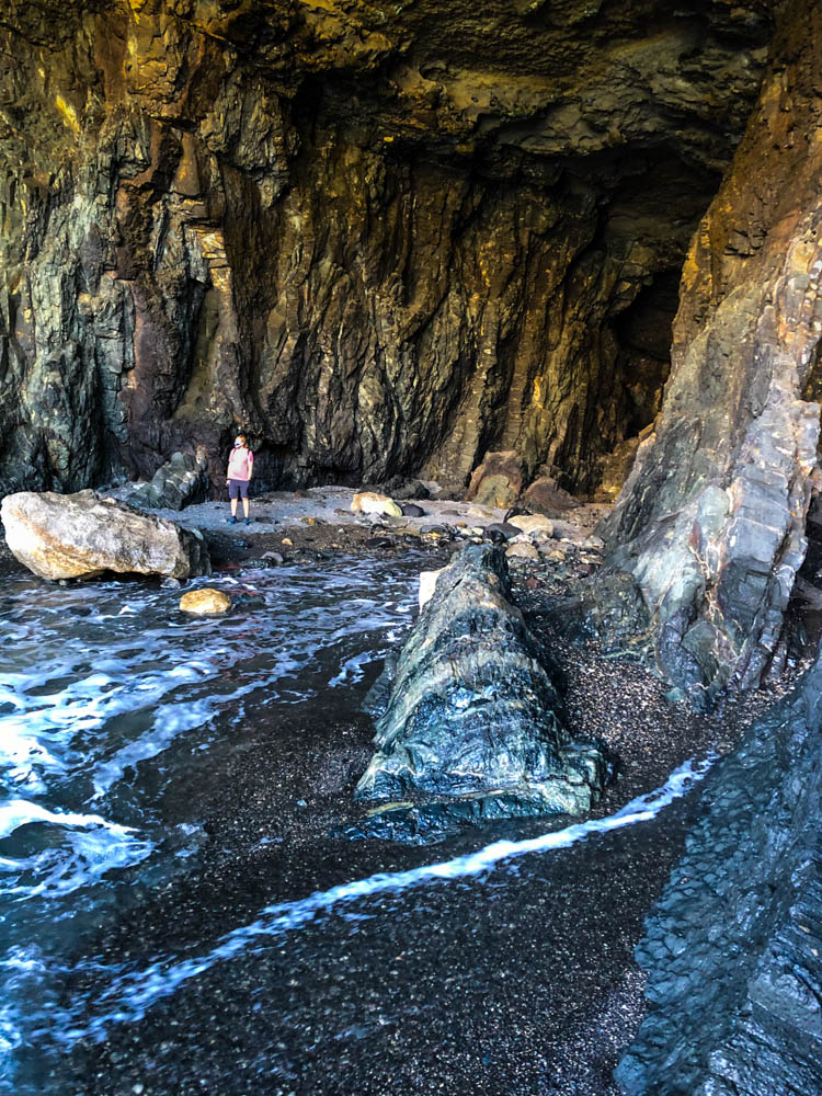 Blick in Höhle bei Ajuy. Darin steht Julian und wartet auf Melanie. Erkundungstouren auf Fuerteventura