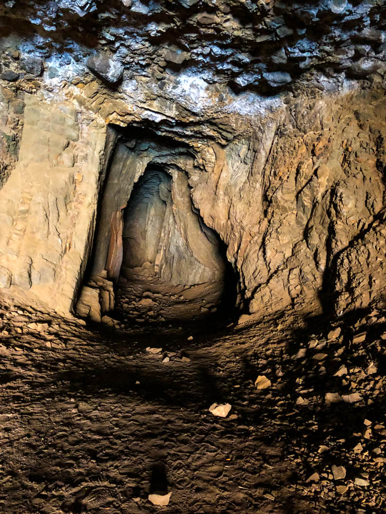 Blick in Höhle bei Ajuy. Erkundungstouren auf Fuerteventura