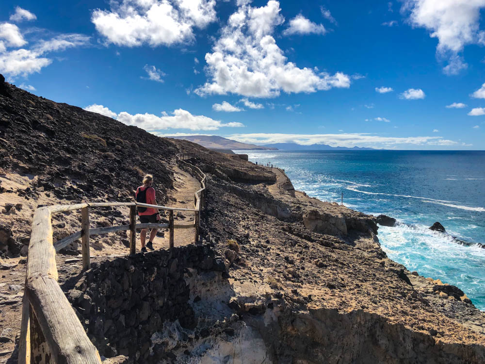 Julian läuft auf Wanderweg Richtung Ajuy. Rechts von ihm ist der Atlantik zu sehen. Erkundungstouren auf Fuerteventura