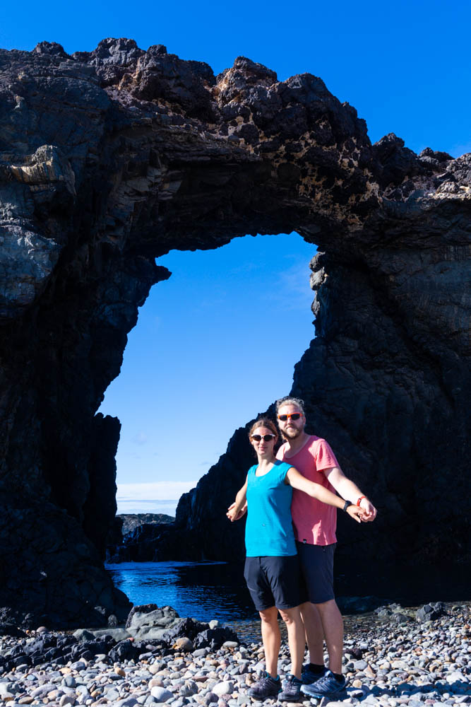 Melanie und Julian stehen vor einem Felsentor bei Ajuy. Erkundungstouren auf Fuerteventura