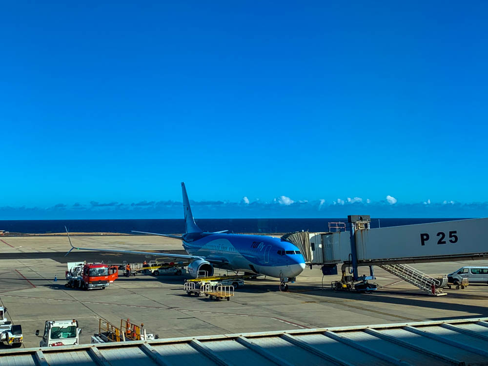 Unser Flugzeug teht an der Gangway in Fuerteventura. der Flieger ist hellblau lackiert, TUI Farben eben. Unsere Auszeit auf Fuerteventura kann beginnen.