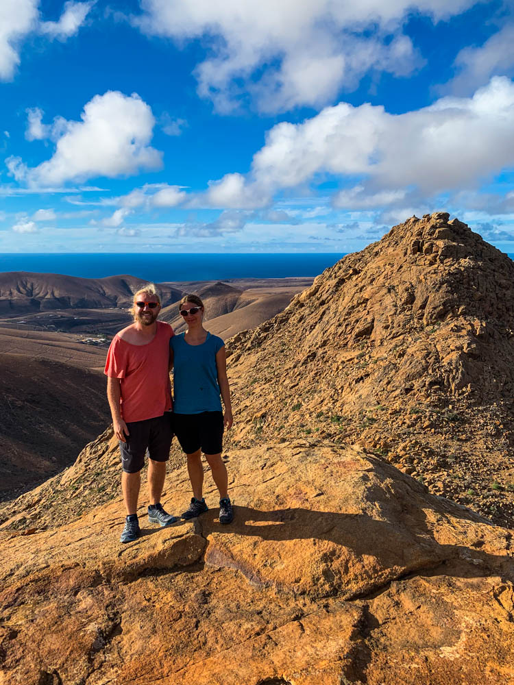 Melanie und Julian stehen vor Hügellandschaft - Erkundungstouren auf Fuerteventura