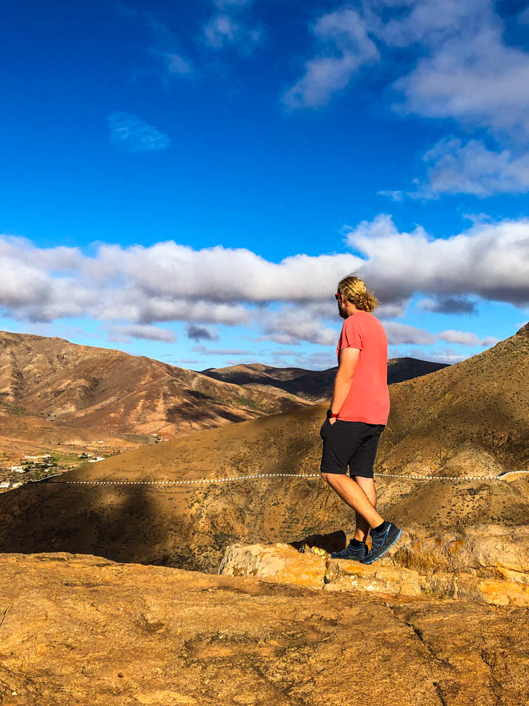 Julian blickt Richtung Hügellandschaft - Erkundungstouren auf Fuerteventura
