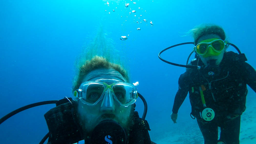 Ein Selfie von Melanie und Julian unter Wasser. Julian Haare schweben im Wasser. Ein klares Zeichen von Schwerelosigkeit. Auszeit auf Fuerteventura unter Wasser.