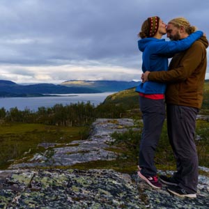 Von Alta bis zu den Lofoten: Melanie küsst Julian auf die Stirn. Sie stehen irgendwo in der Landschaft in Norwegen.