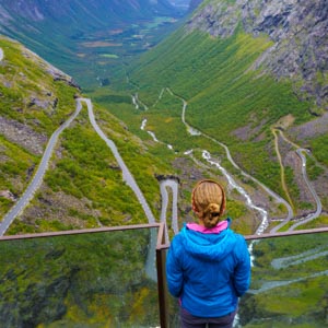 Weiterfahrt in den Süden Norwegens: Melanie blickt auf die vielen Serpentinen von Trollstigen hinab.