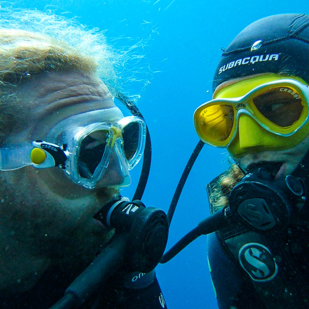 Melanie und Julian schauen sich in einem Selfie unter Wasser an - Buddy Team! Unsere Zeit auf Fuerteventura 