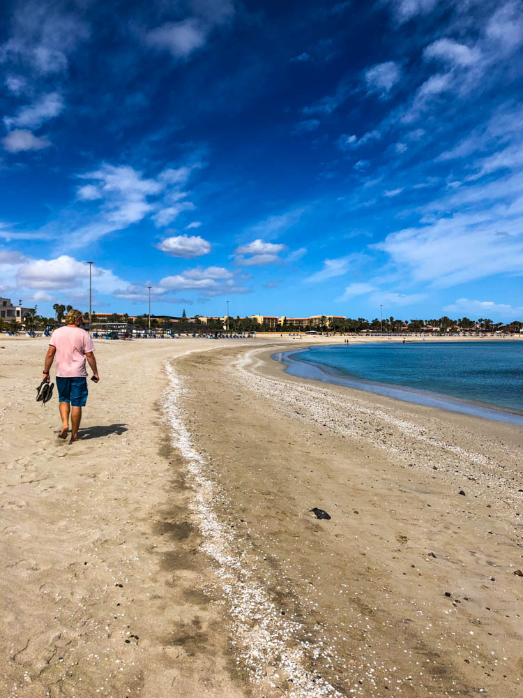 Julian läuft über den Strand bei Caleta. Unsere Zeit auf Fuerteventura geht zu Ende