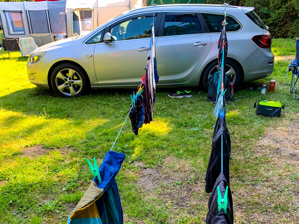 Es wurde Wäsche gewaschen und diese wurde neben dem Auto aufgehängt. Die Wäscheleine wurde dabei am Camper Astrarix befestigt.