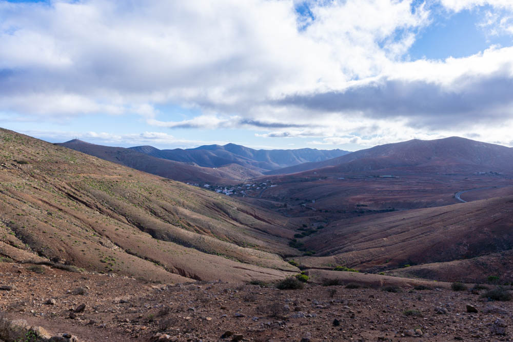 Aufnahme des Ausblick von Mirador de Guise y Ayose mit Blickrichtung Süd-Ost. Es ist der Ort Betancuria zu sehen.