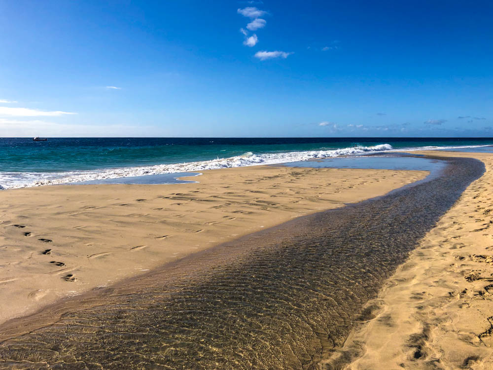 Es hat sich am Strand von Jandia eine kleine Sandbank gebildet. Die Wellen vom Atlantik rollen an den Strand und fluten tiefer gelegene Bereiche am Strand