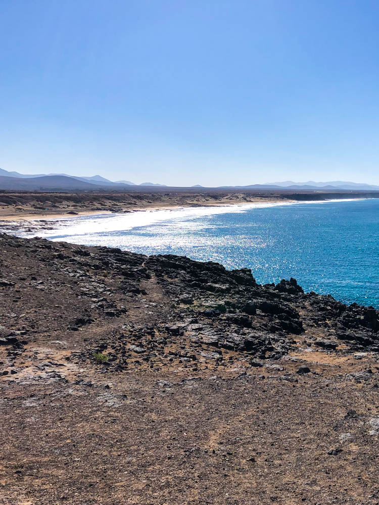 Steilküste bei El Cotillo, Blick auf Atlantik und entfernten Strand.