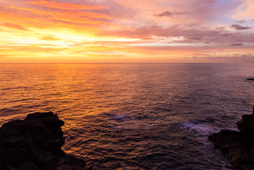 Sonnenaufgang in Fuerteventura über dem Atlantik. Der Himmel sowie das Meer glühen orangefarben.