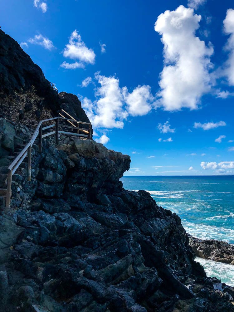Eine Treppe läuft entlang der Steilküste bei den Höhlen von Ajuy. Rechts sieht man den türkisenen Atlantik. Wanderung Fuerteventura