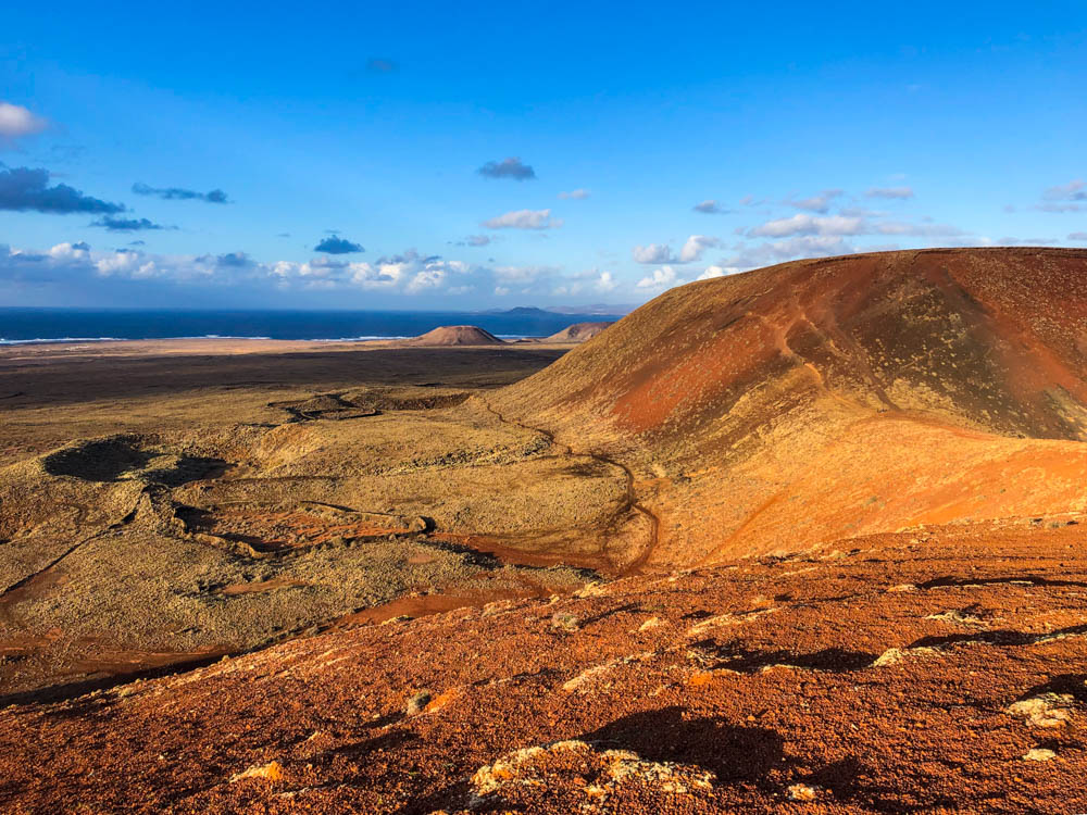 Blick auf den Vulkan Calderon Hondo von einem benachbarten Gipfel. Links ist der Atlantik zu sehen. Wanderung Fuerteventura