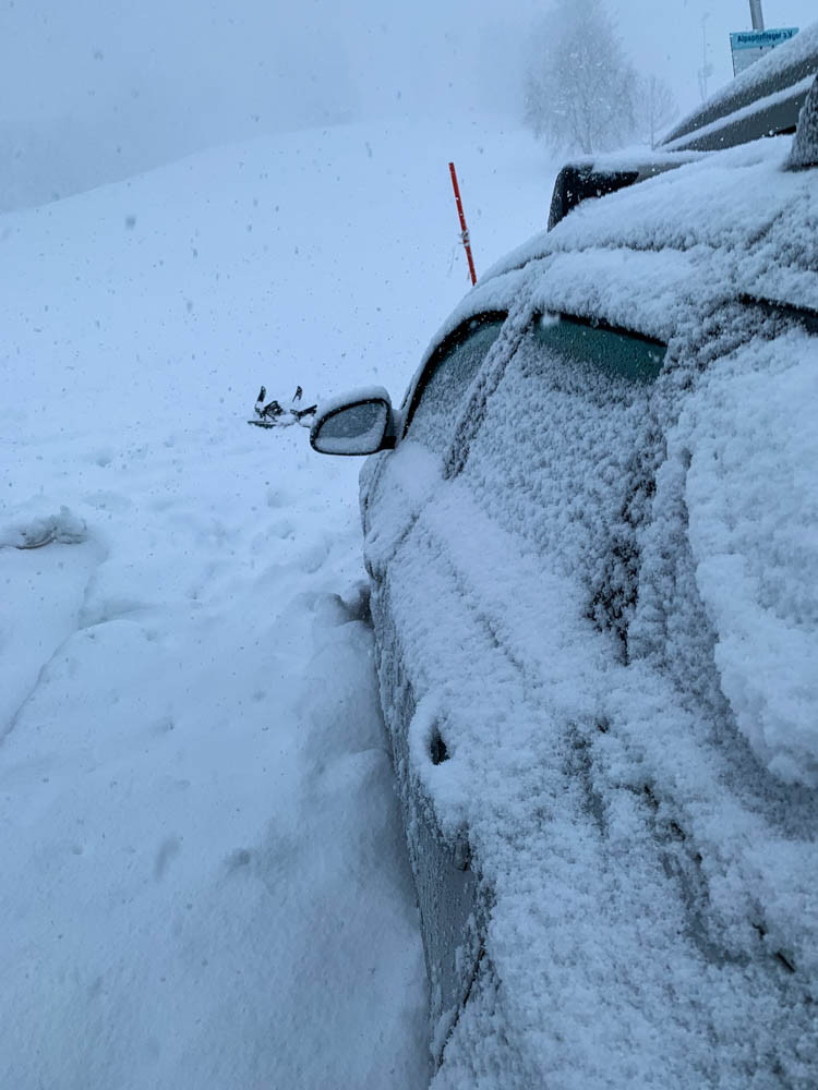 Der Camper Astrarix ist eingeschneit. Es schneit so stark, dass die Skipiste im Hintergrund nicht mehr zu erkennen ist.