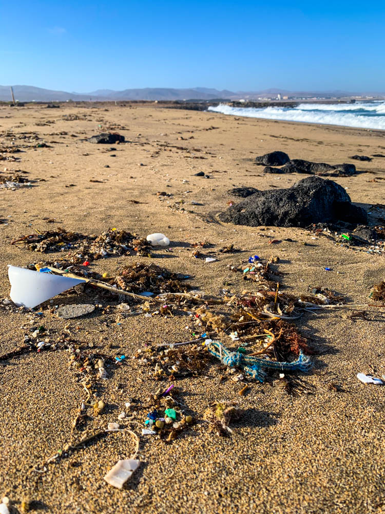 Es ist Plastikmüll am Strand zu sehen.